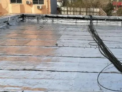 东营卫生间漏水维修公司分享下东营屋面楼顶防水刚性防水层施工要点。
